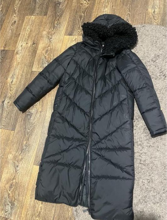 Жіночий пуховик з каракульом