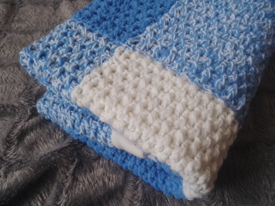 Kocyk ręcznie robiony ciepły, niebiesko - biały, rozmiar: 78cm x 78cm