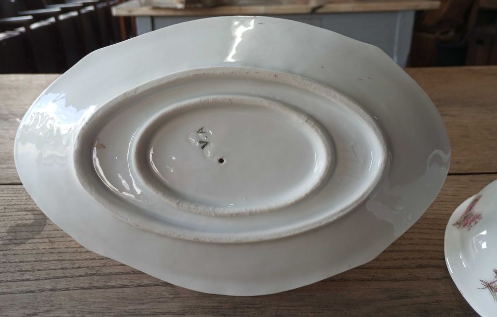 Antiga terrina pequena em porcelana Vista Alegre séc. XIX