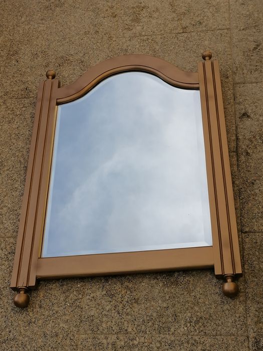 Vendo ESPELHO com moldura em madeira maciça como novo.