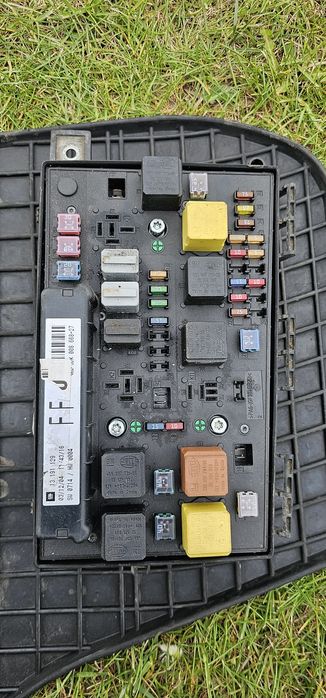 Skrzynka Bezpiecznikow Opel Astra H 1.6 twinport