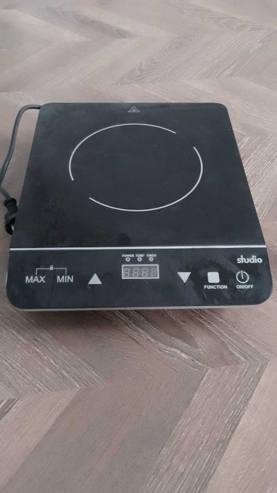 meble, drzwi, łóżko, stolik, żyrandol, obraz, stolik rtv, stary kufer