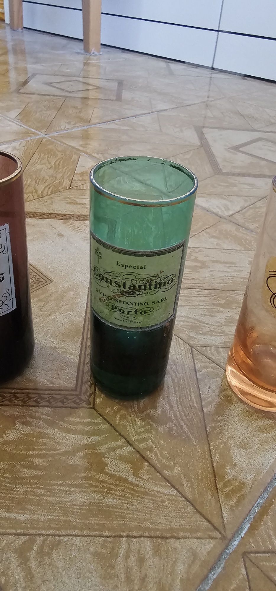 Copos de digestivo com publicidade a bebidas alcoólicas.