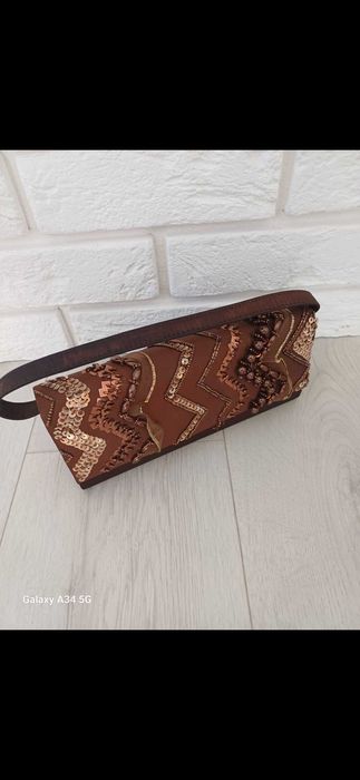 Torebka  damska wizytowa kopertówka brązowa z cekinami.