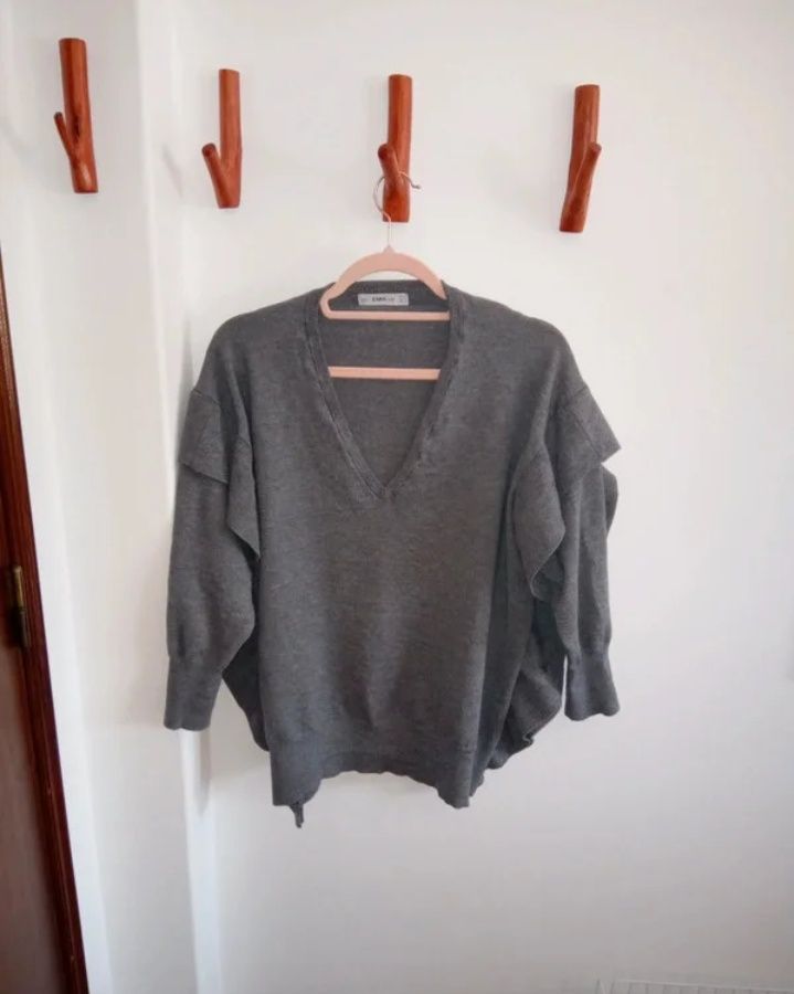 Camisola cinzenta gola em V, folhos Inverno M Zara