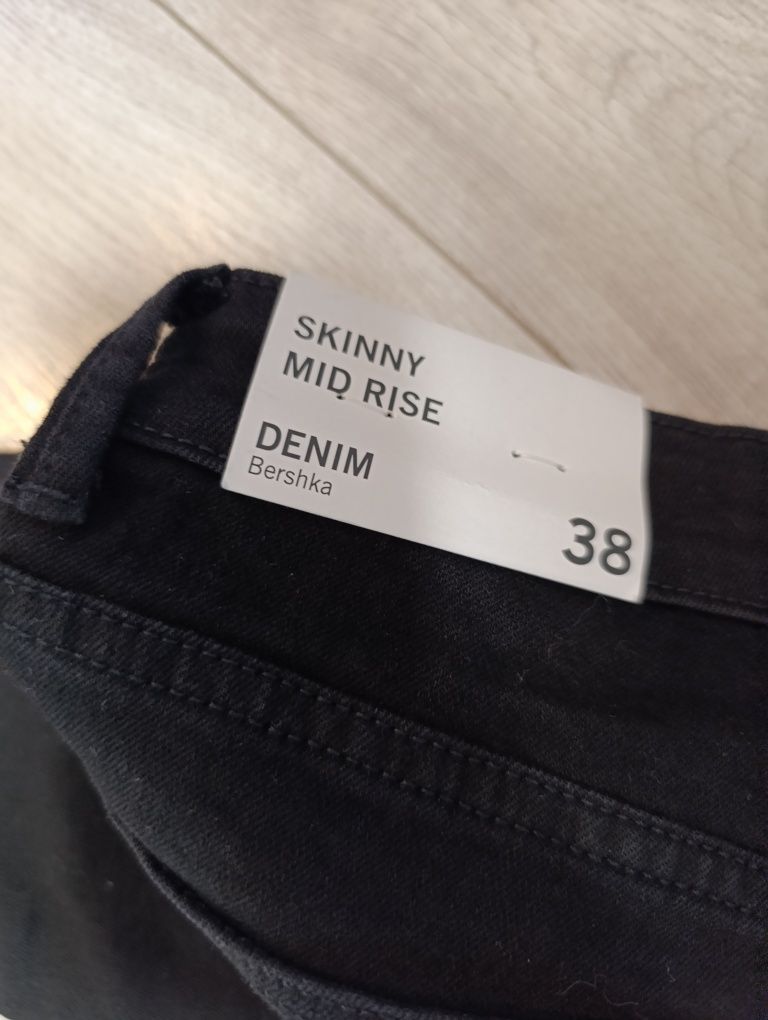 Nowe spodnie rurki czarne 38