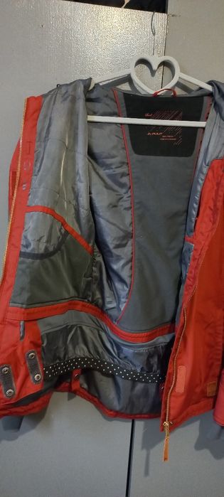 Жіноча спортивна курточка