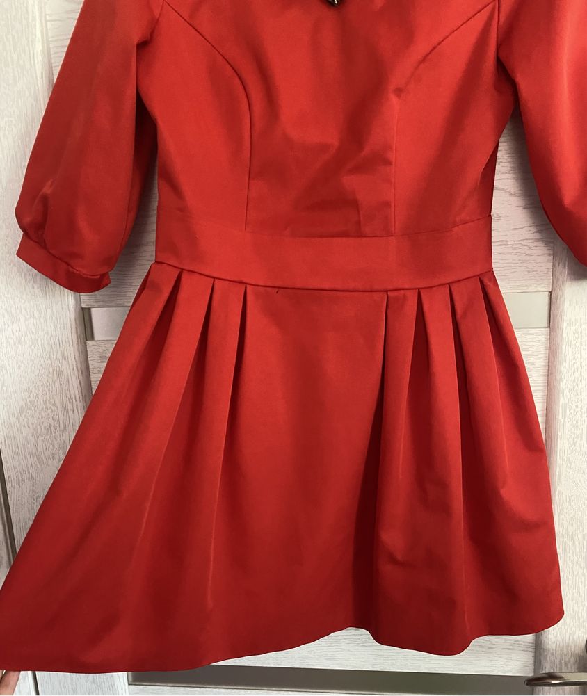 Святкова сукня, червоного кольору