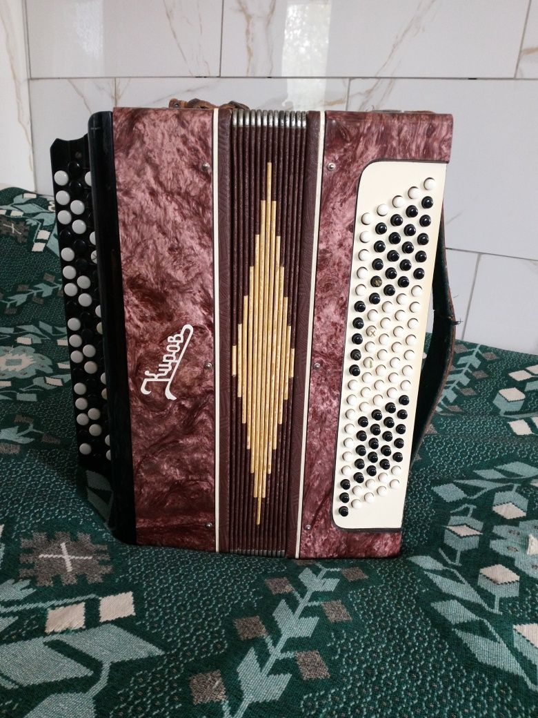 Продам баян в гарному стані.
