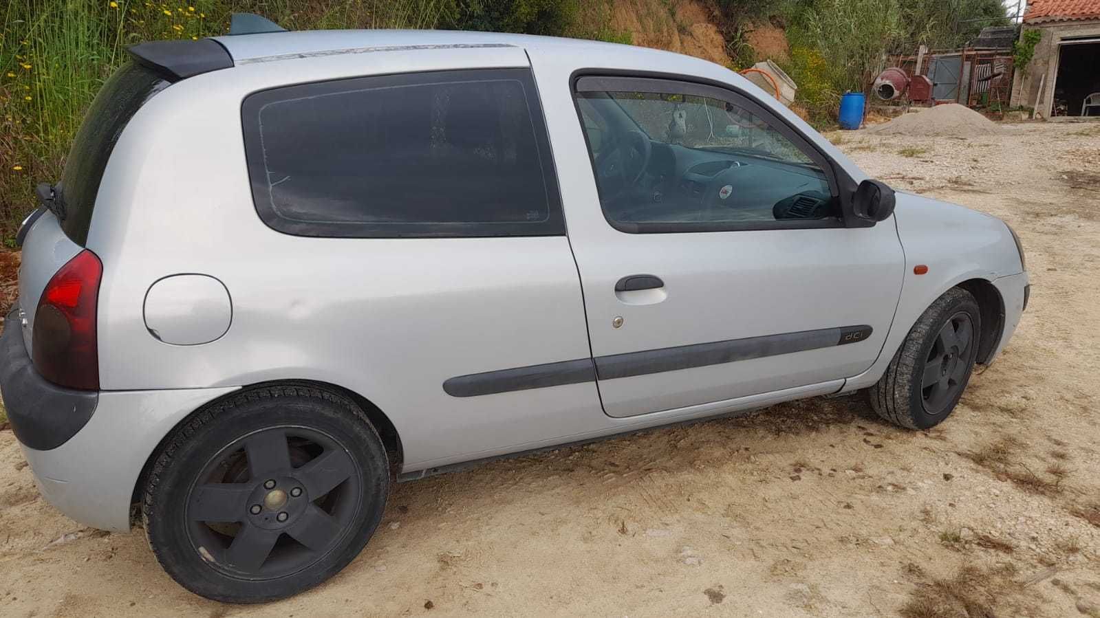Renault Clio com motor avariado
