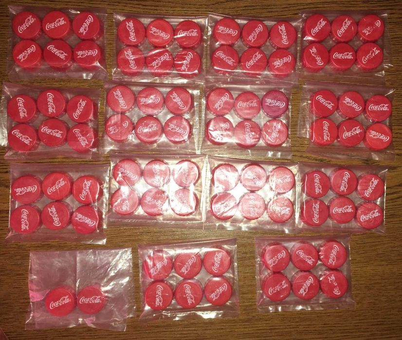 Coca Cola Butelka Otwieracz Przywieszka 7 Days Kapsle Kolekcjonerskie