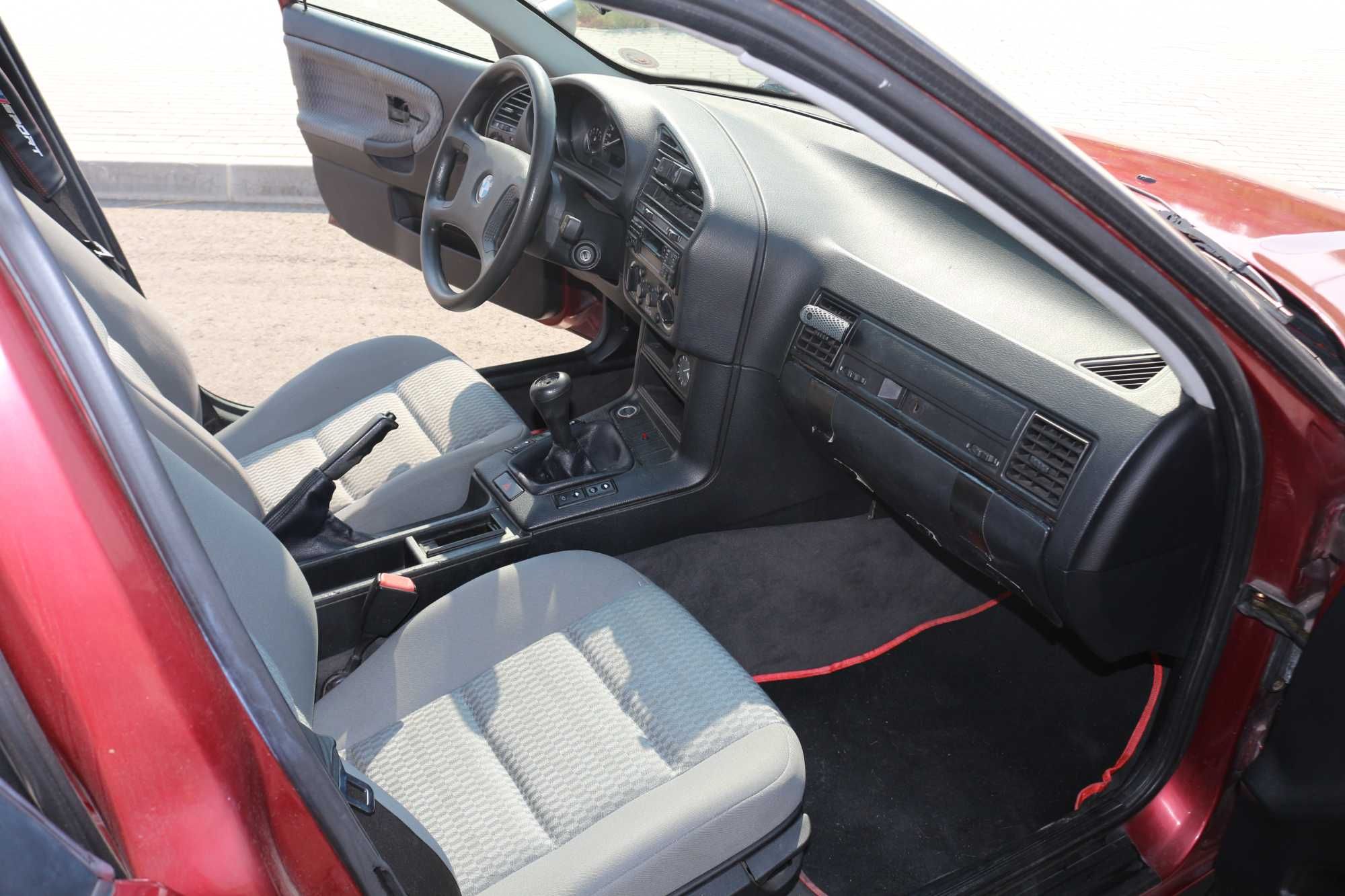 BMW E36 318i sedan