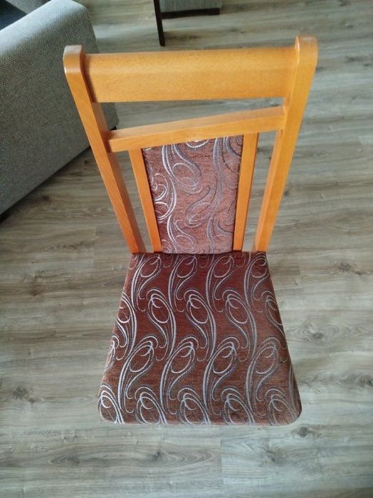 Stół rozkładany z krzesłami