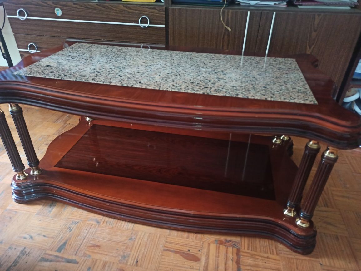 Mesa de centro com tampo em mármore