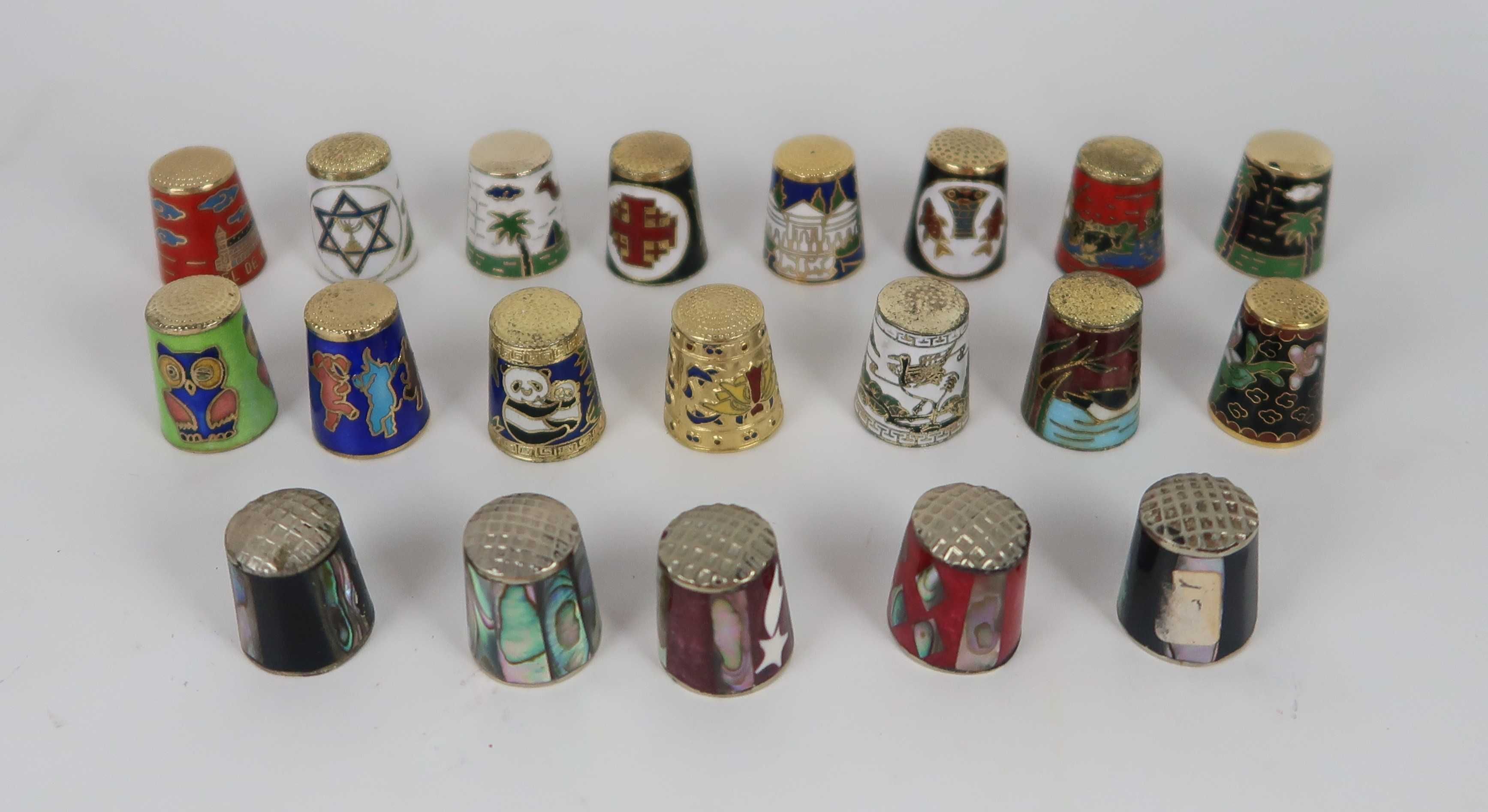 Coleção de dedais em esmalte de Cloisonné e madrepérola, CADA
