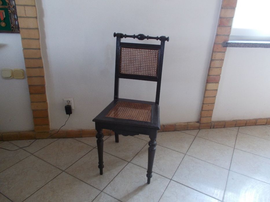 Stare krzesło dębowe