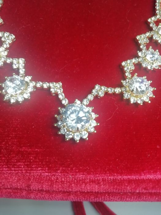 Колье, ожерелье с серёжками украшеное камнями Сваровски.