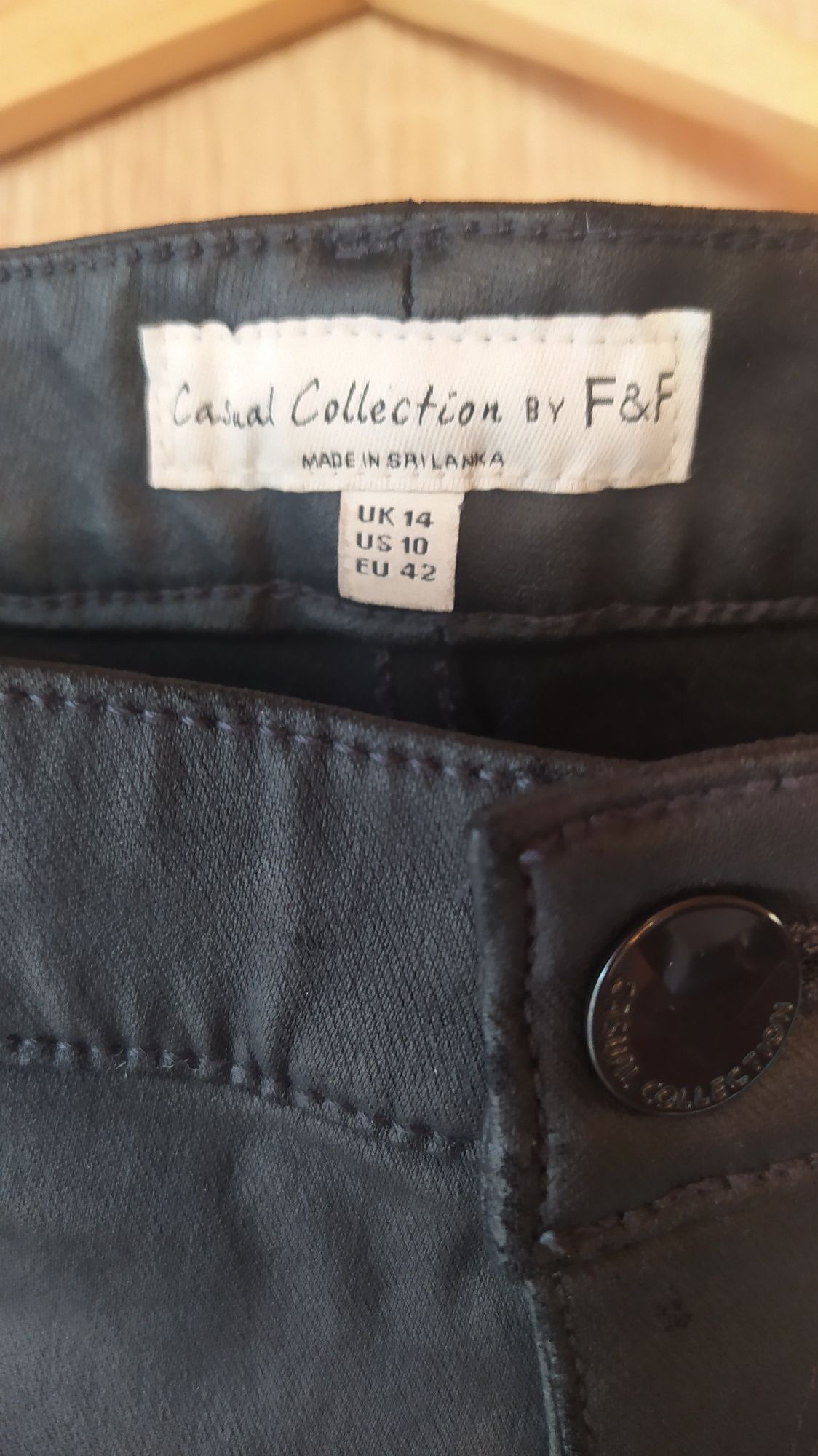 Czarne spodnie woskowane F&F 14(42)