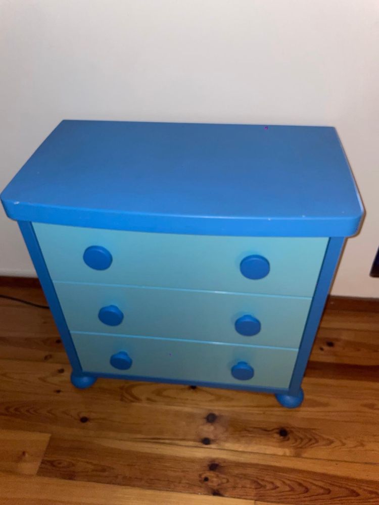 Cómoda Linha Mammut Ikea e mesinhas de cabeceira