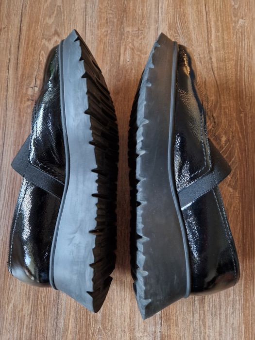 Czarne skórzane lakierowane półbuty Wonders, r. 40