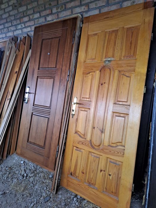 Двері вхідні металеві і дерев'яні