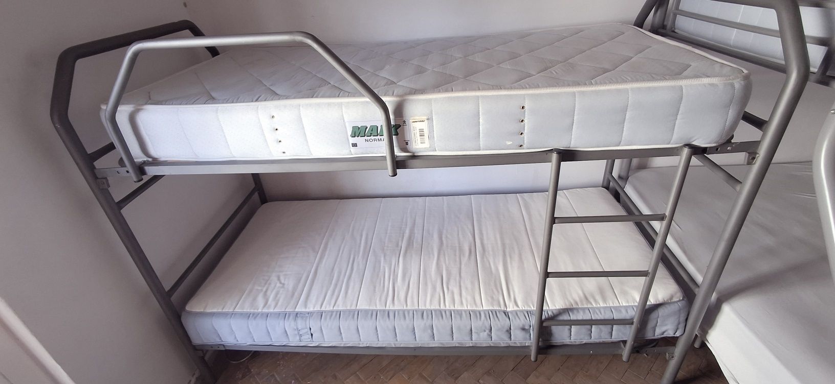 Cama beliche com calçado
