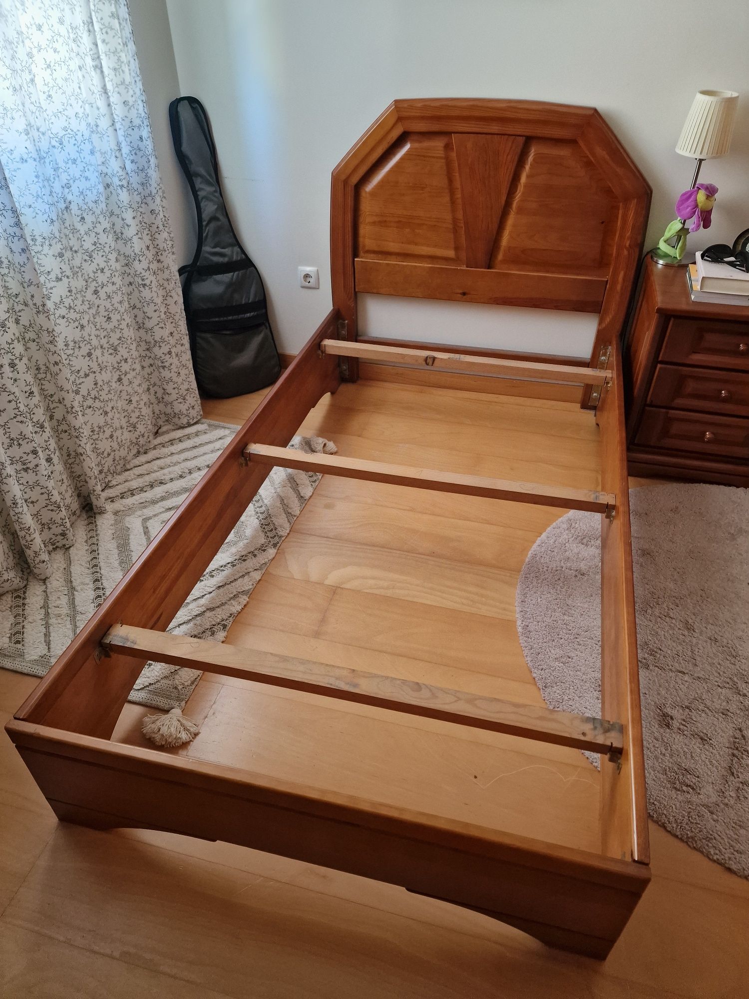 Conjunto Cama, Colchão e Mesa de Cabeceira