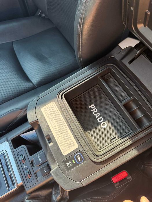 Вставка в подлокотник полка с логотипом(Prado)Тойота Ленд Крузер Прадо