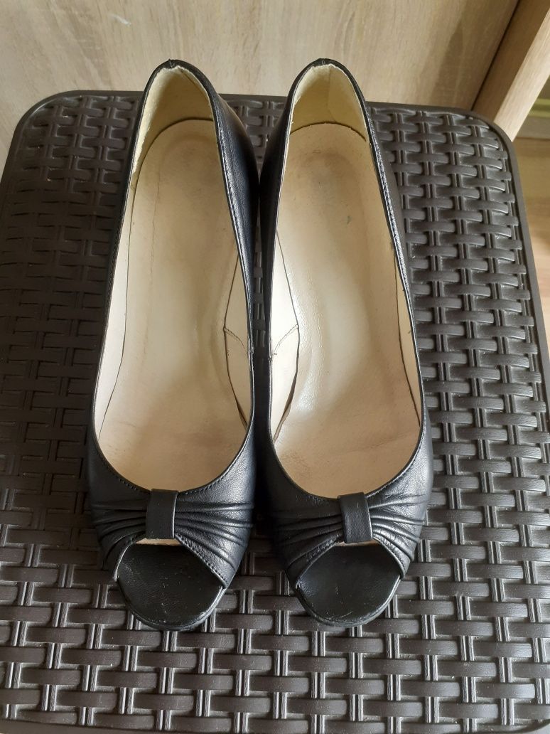 Buty na obcasie Embis
