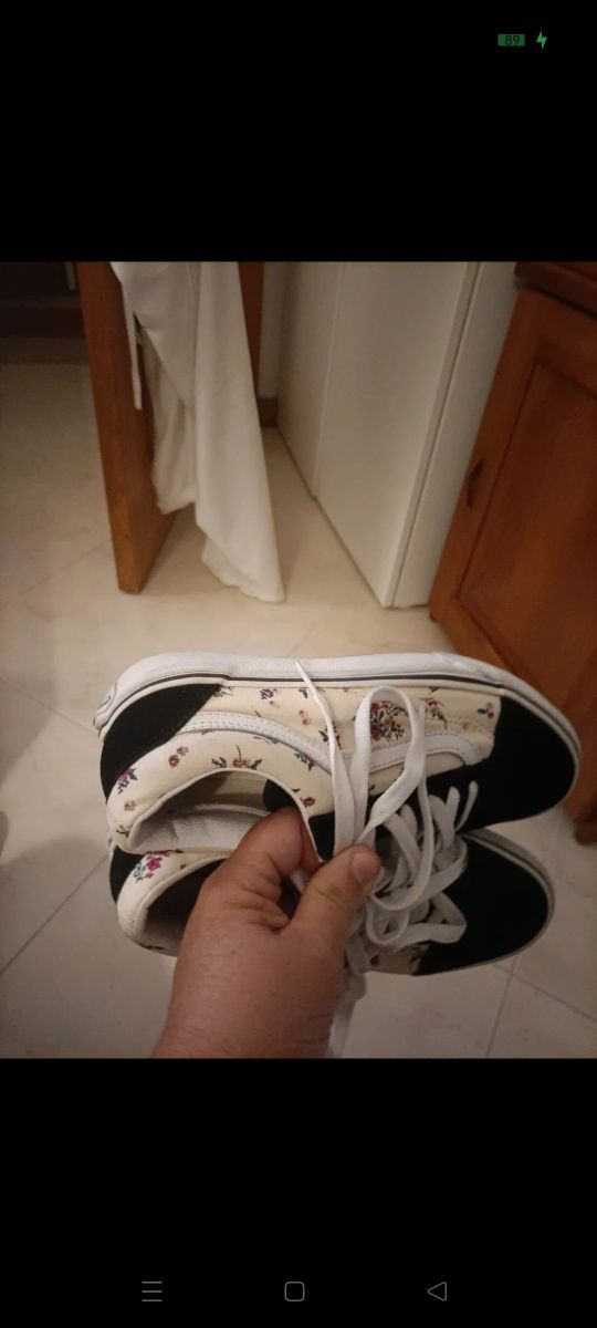 Tênis Vans com flores