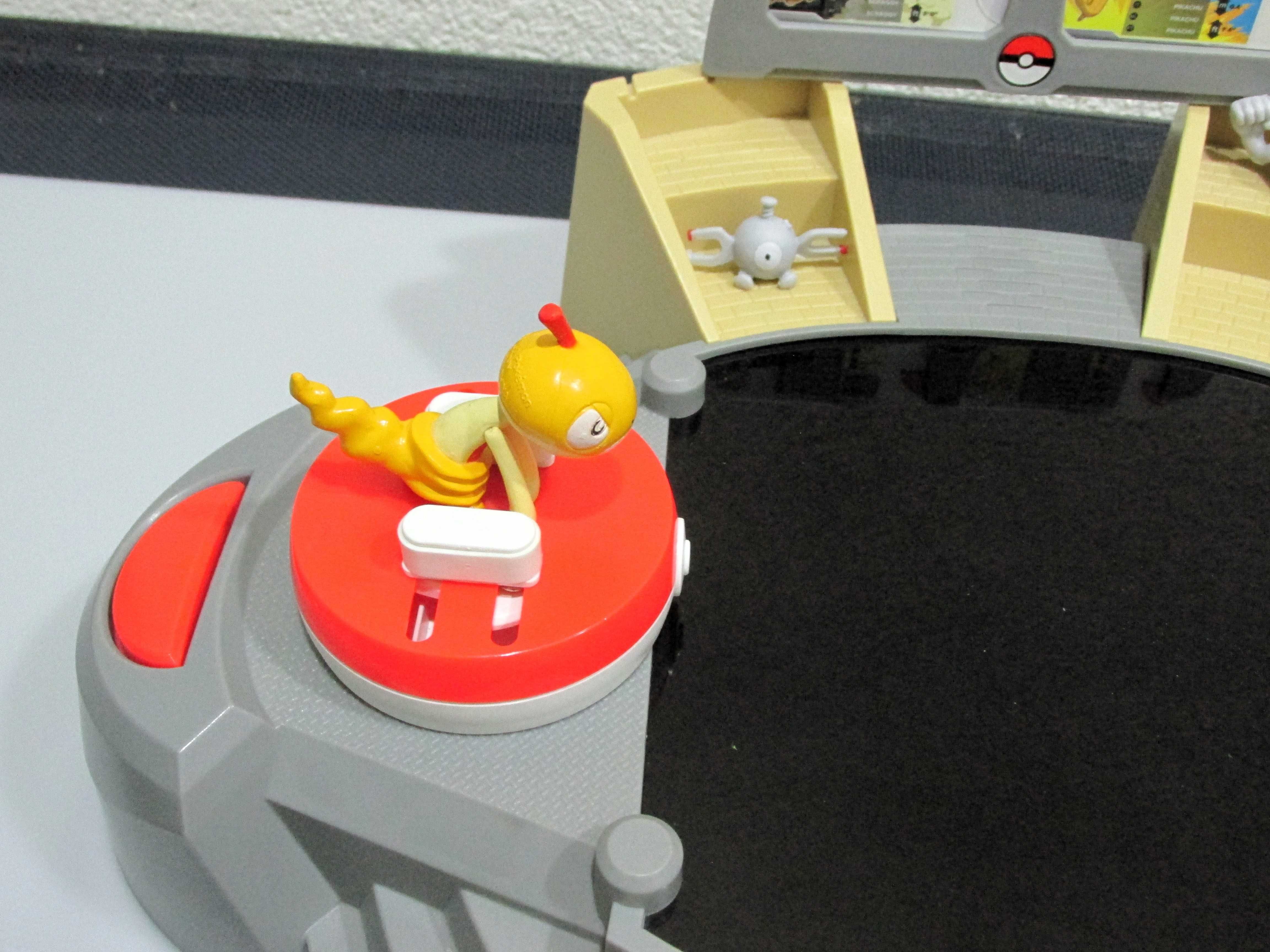 Pokemon Arena de Batalha Tomy Eletronico com Figuras Incluidas