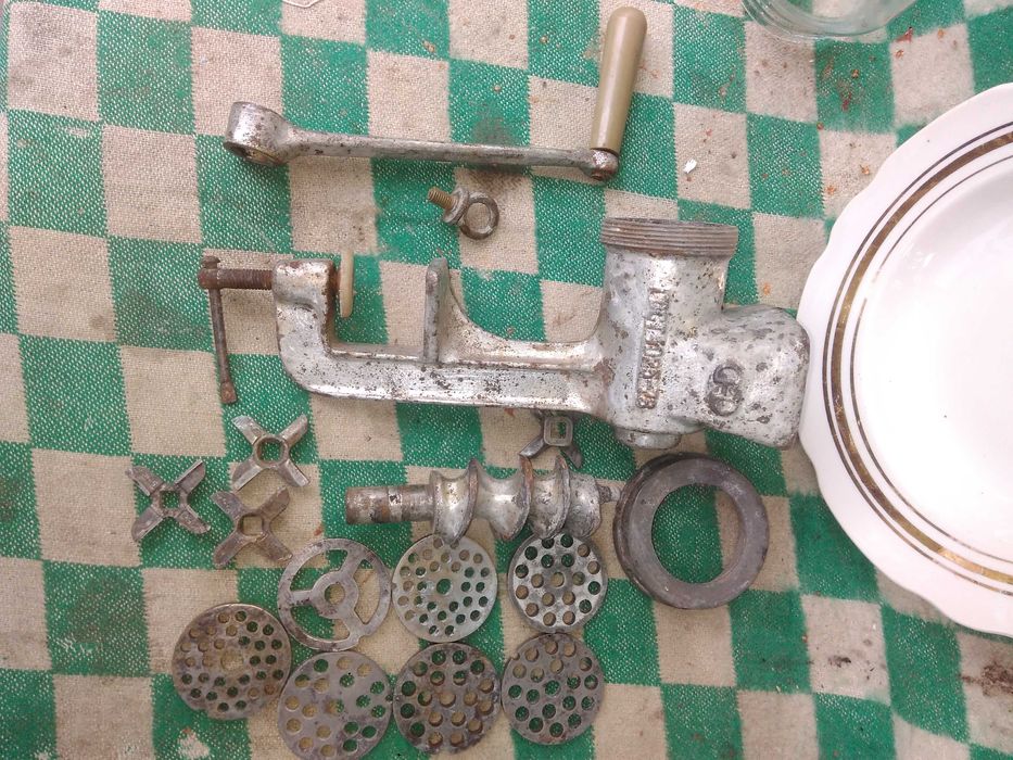 Мясорубка ручная СССР (чугунная) 1979 г. и насадки к ней.