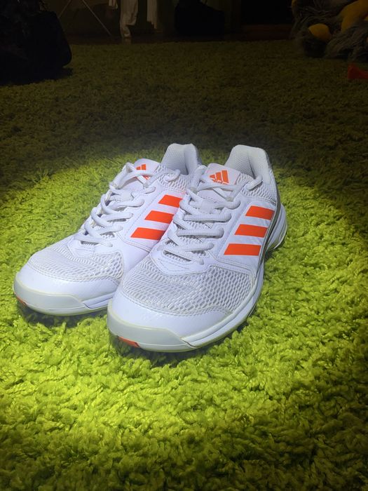 Кросівки adidas.