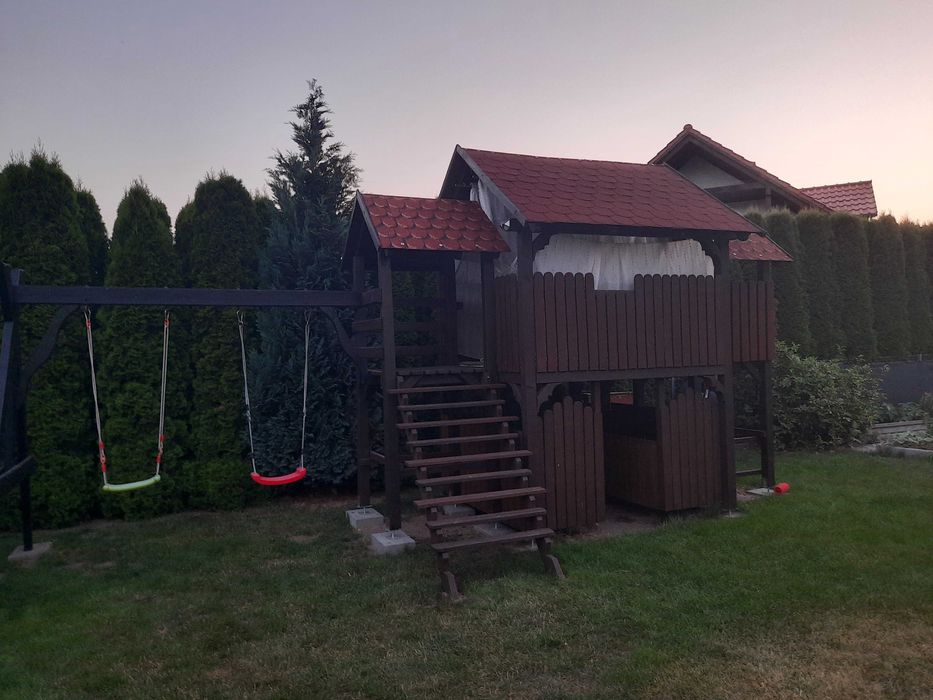 Domek ogrodowy dla dzieci z huśtawką
