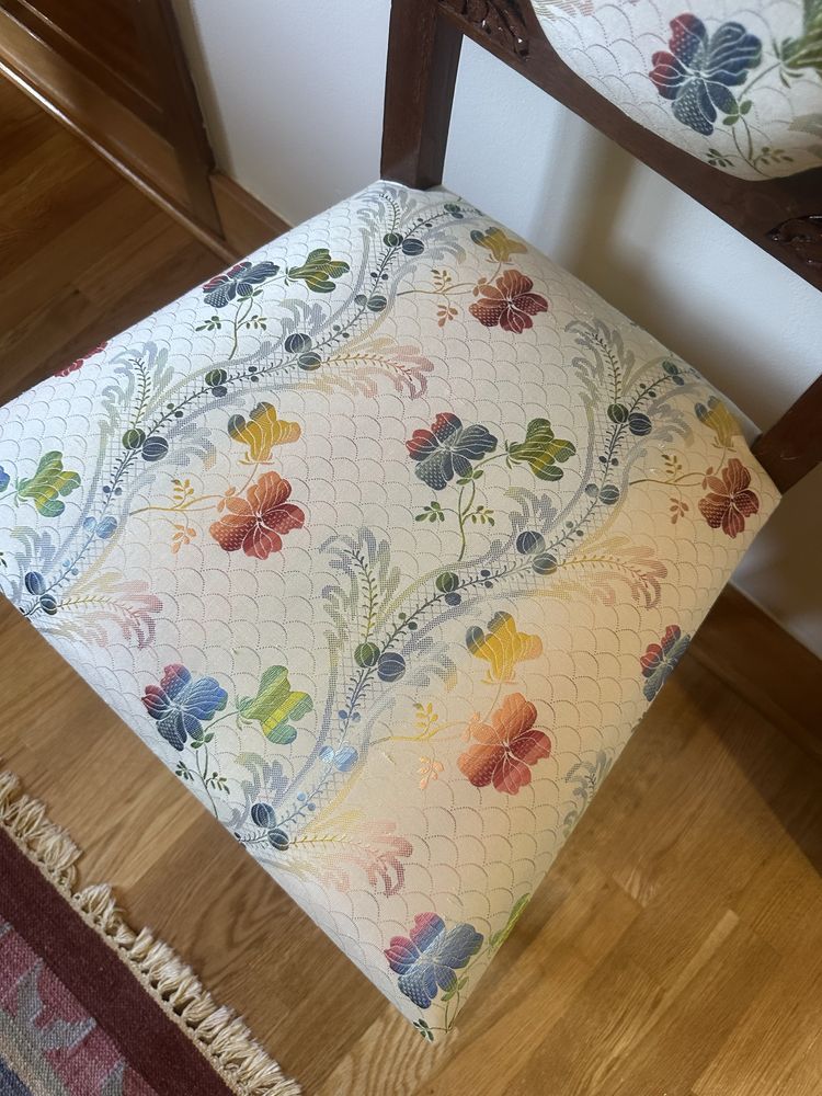 3 Cadeiras “arte nova” com estofo em seda (flores)