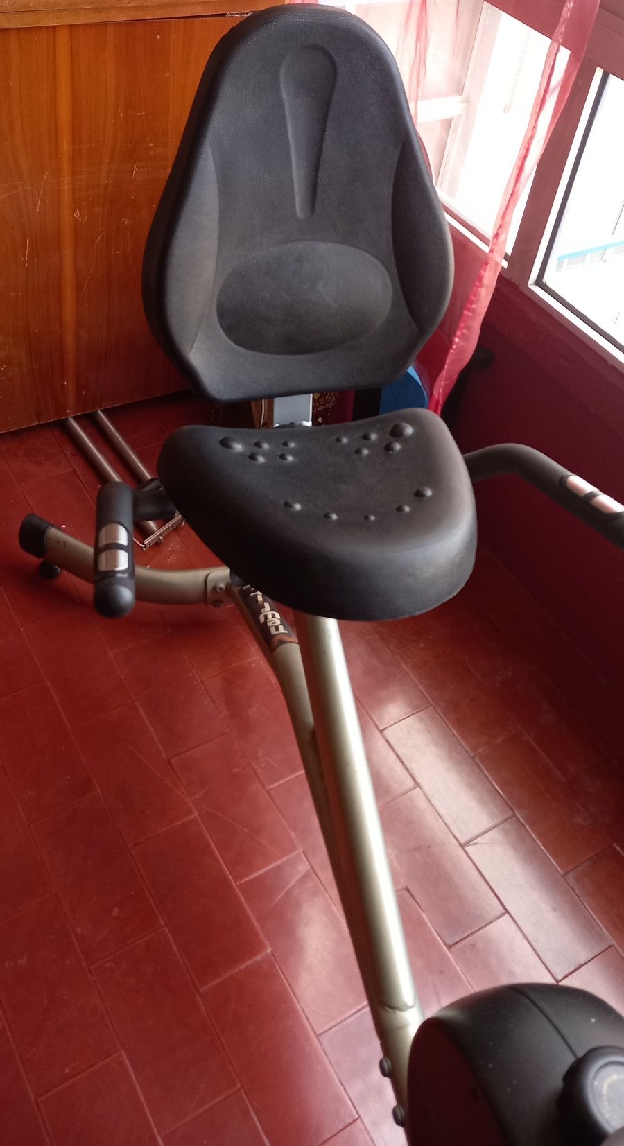 Bicicleta de ginástica, c/encosto e braços.