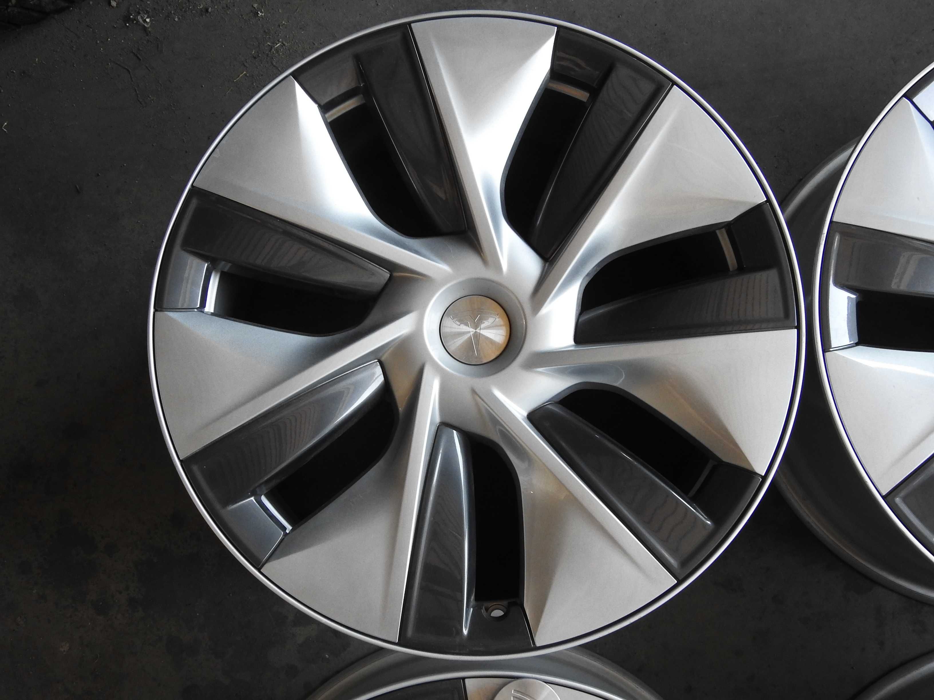 4xAlufelgi 19 ''5x114,3 9,5J ET45 Tesla model Y  Gemini  Stan BDB