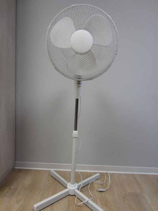 Biały wentylator stojący z łopatkami, regulowana wysokość