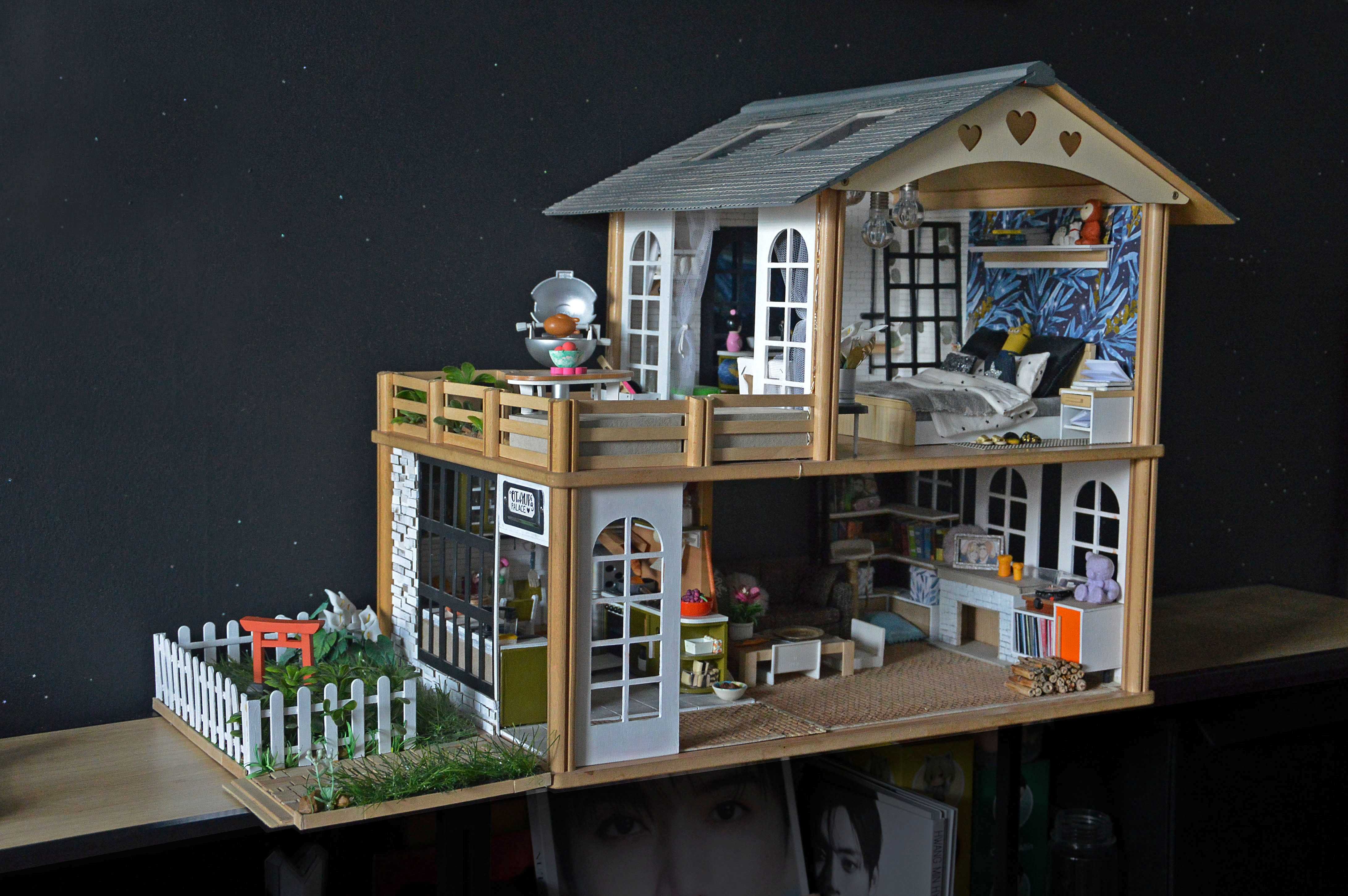 Drewniany domek dla lalek 1:12 z mebelkami HANDMADE