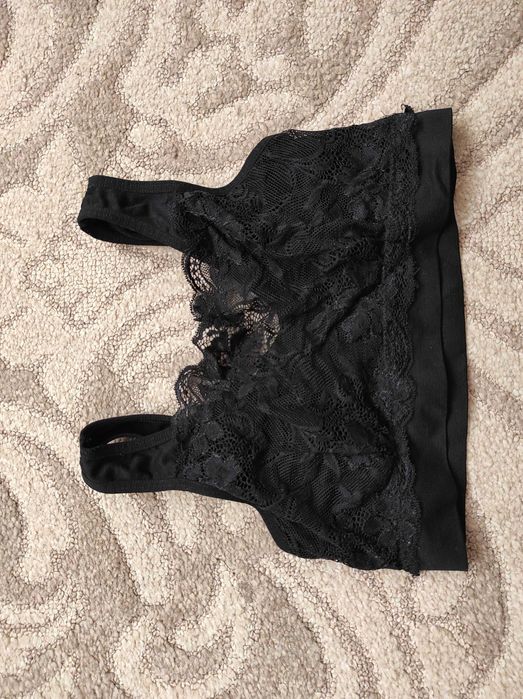 Czarna bluzka crop top z koronką