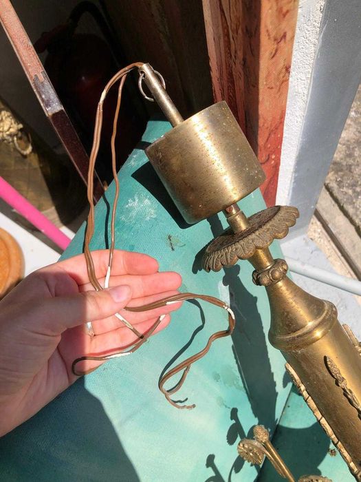 Candeeiro Vintage em Latão. em bom estado. Alguns detalhes de flores