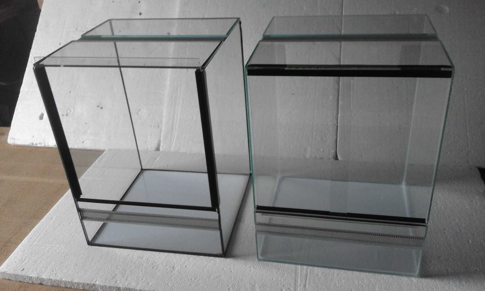Terrarium 30x30x40h typu "gilotyna" lub z drzwiami przesuwnymi.