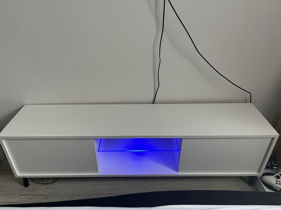 Szafka RTV biała LED na nóżkach