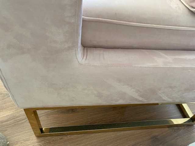 poltrona rosa claro com base dourado
