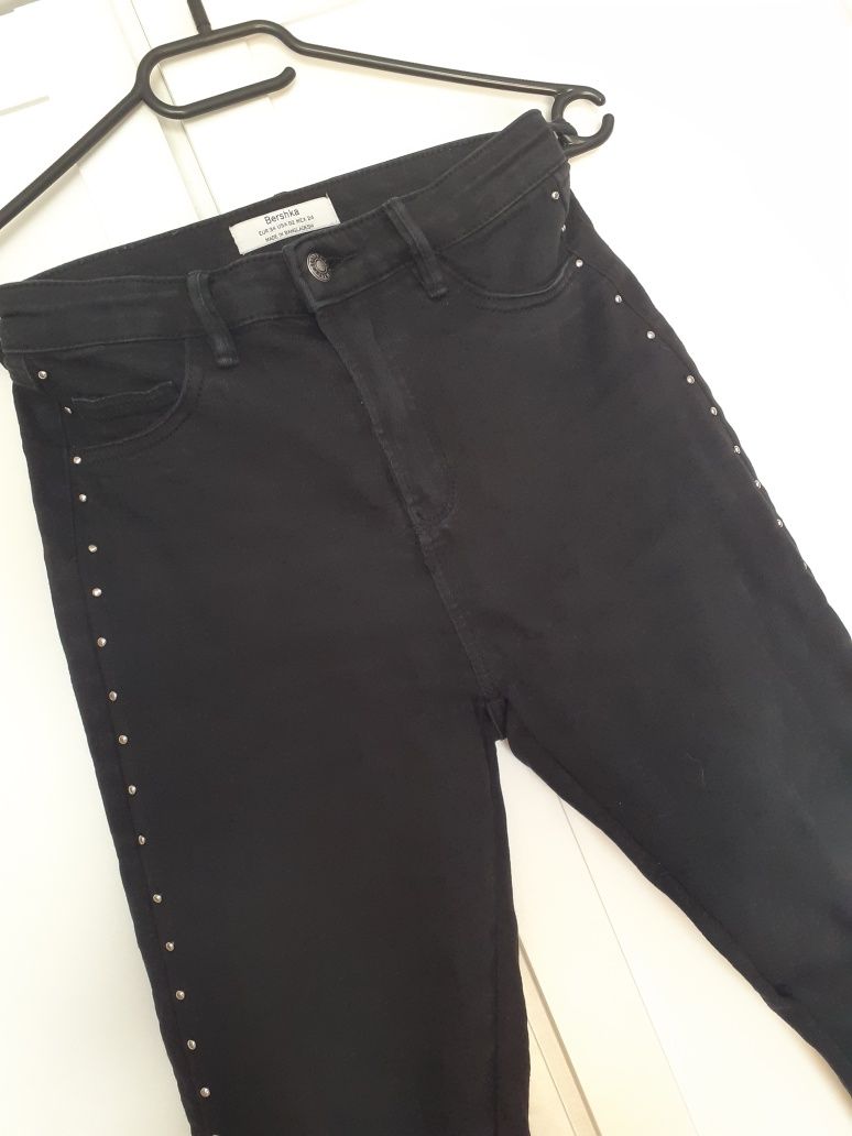 Czarne spodnie jeansowe z wysokim stanem z lampasem z dżetami Bershka