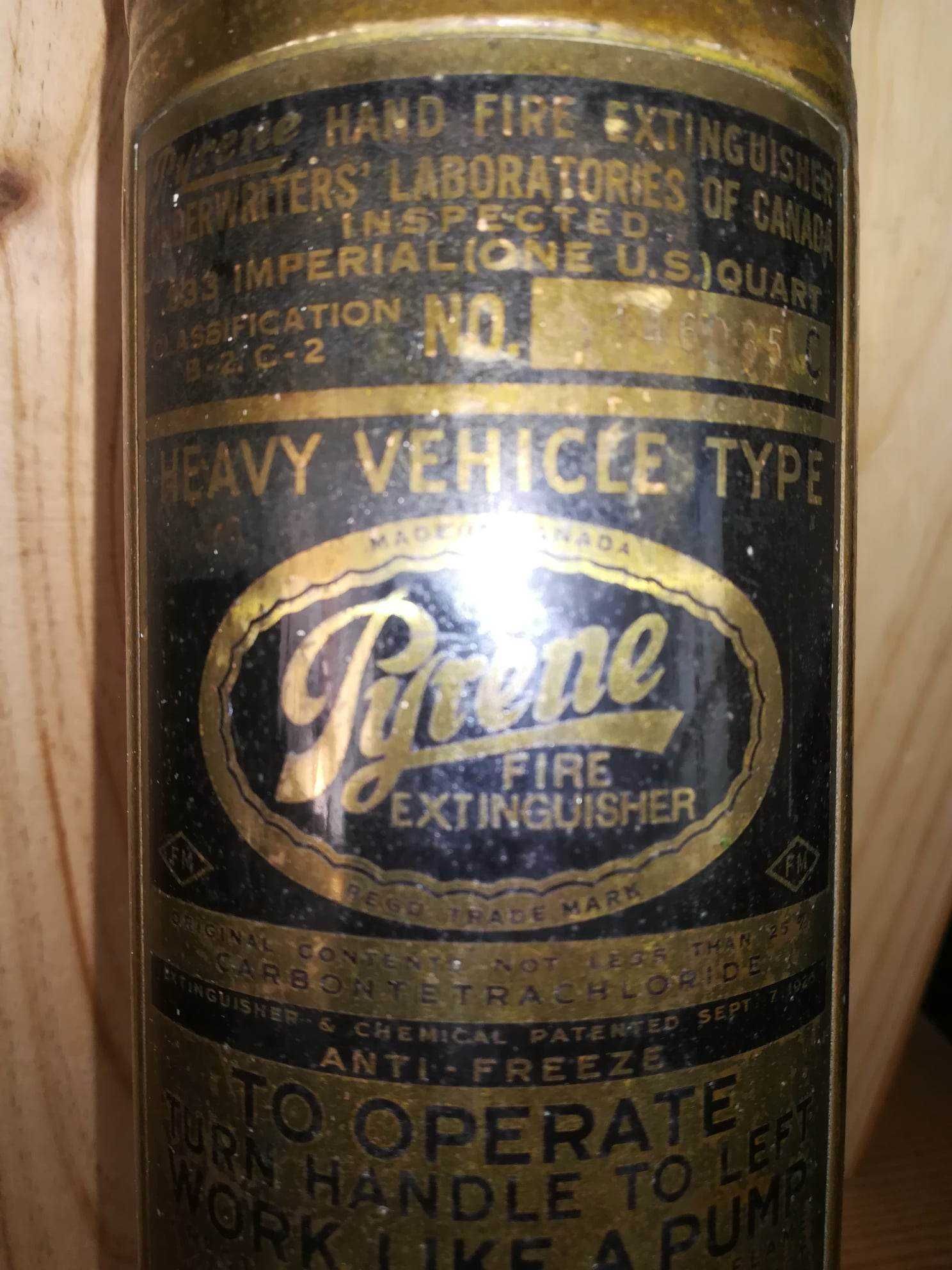 Extintor manual datado de 1914 da marca Pyrene Company Limited.