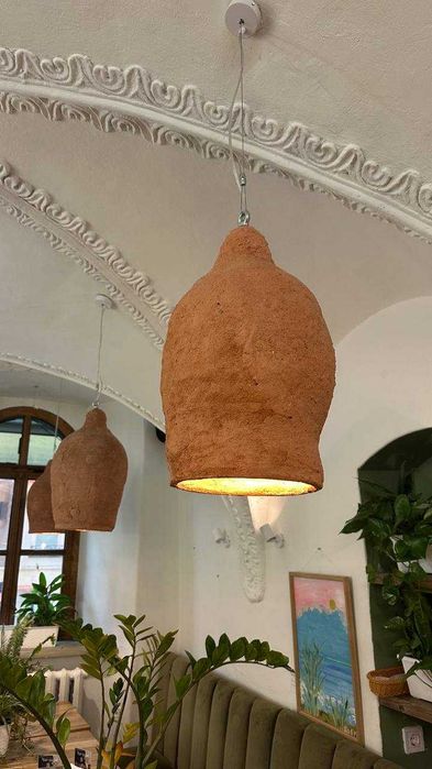 Глиняні світильники ручної роботи та штучна зелень після закриття кафе