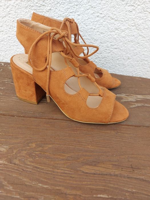 Buty sandałki na słupku wiązane na sznurówki camel Atmosphere