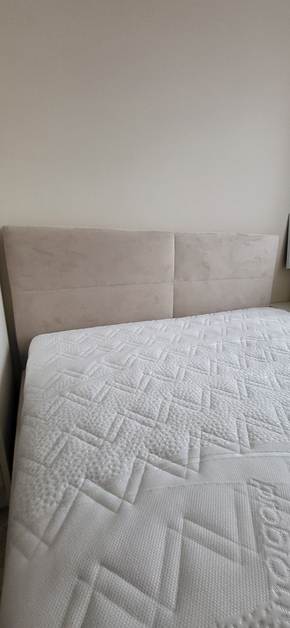 Łóżko tapicerowane ze skrzynią 140x200 bez materaca.