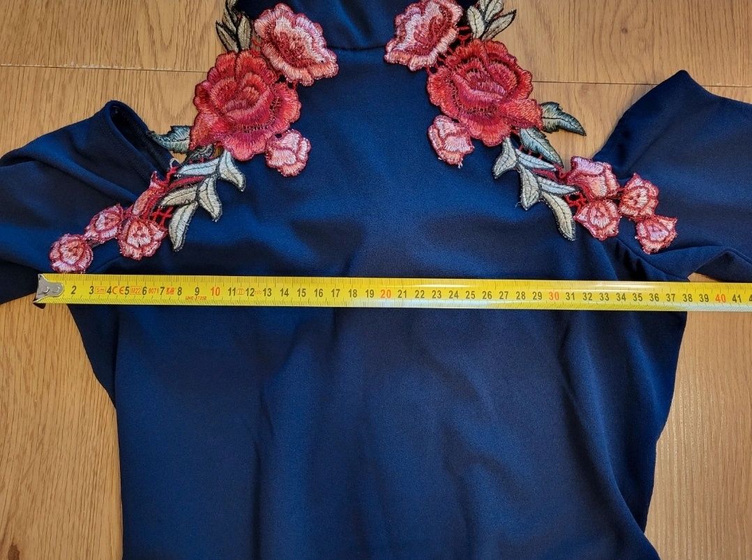 Piękna elegancka sukienka z haftem typu cold-shoulder ORSAY